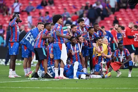 لحين البت في هبوط ليون.. يويفا يؤجل حسم موقف كريستال بالاس بالدوري الأوروبي